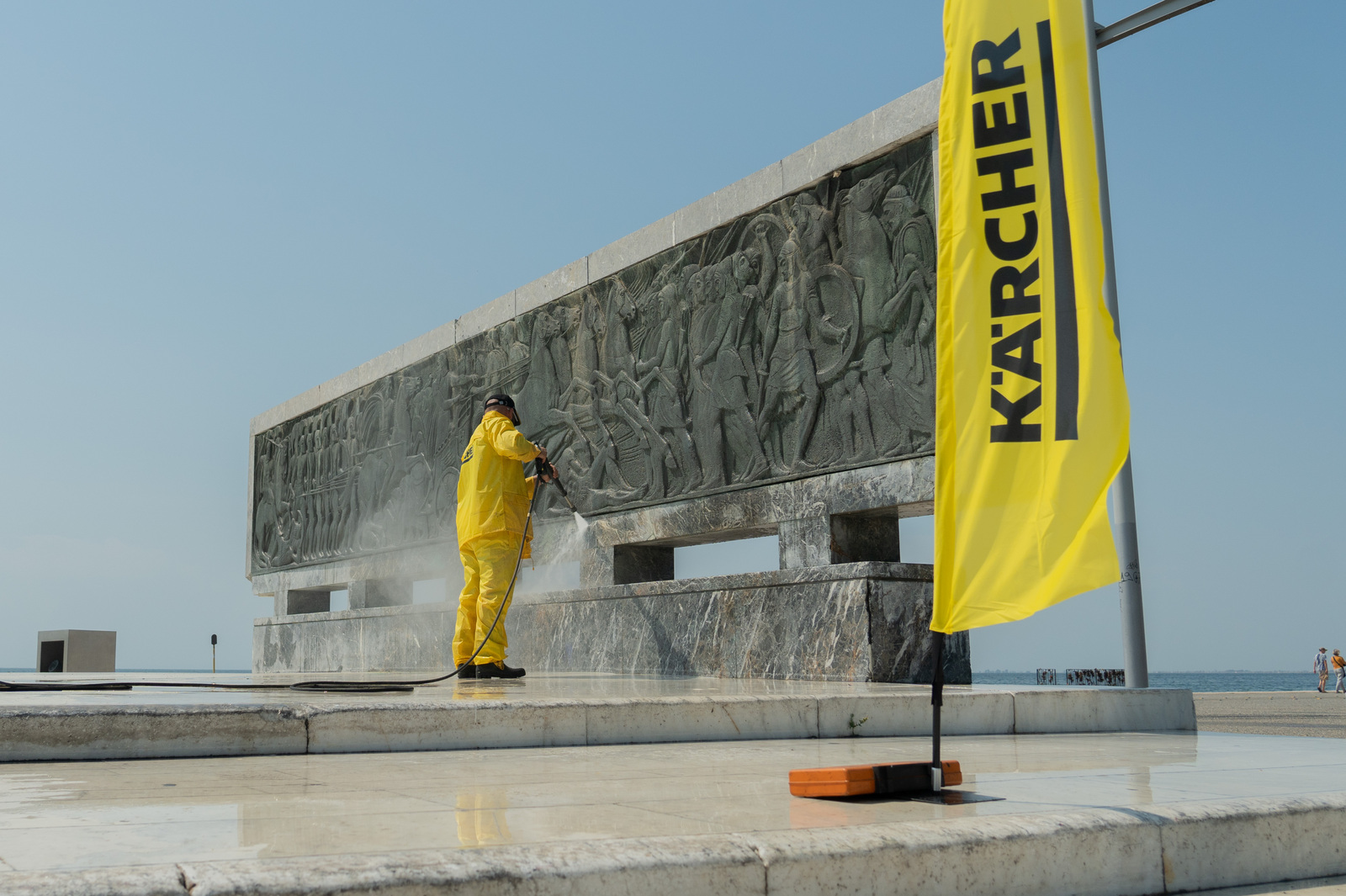 Ein Mitarbeiter von Kärcher Griechenland reinigt "Nea Paralia". Ein Mitarbeiter von Kärcher Griechenland reinigt "Nea Paralia".