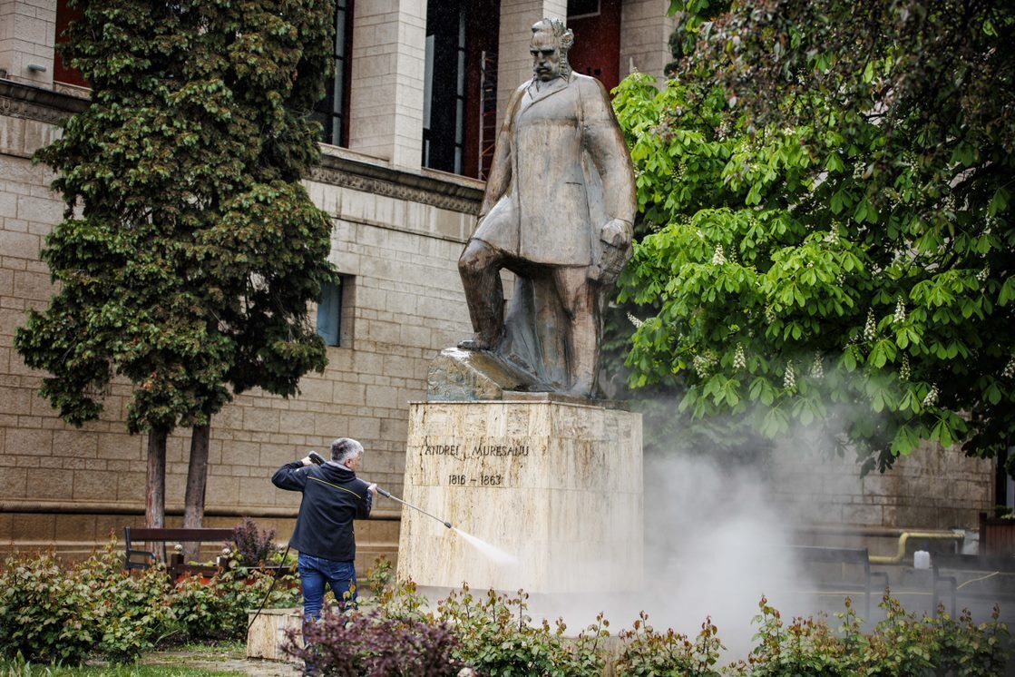 Ein Kärcher Mitarbeiter reinigt den Sockel der Andrei-Mureșan-Statue: Bild bereitgestellt von Kärcher Ein Kärcher Mitarbeiter reinigt den Sockel der Andrei-Mureșan-Statue: Bild bereitgestellt von Kärcher